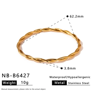 Vista dettagliata del bracciale a cerchio intrecciato in acciaio inossidabile placcato oro 18k