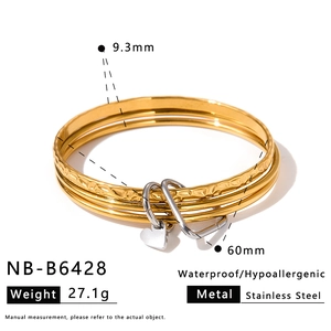 Vista dettagliata del bracciale a cuore in acciaio inossidabile a 3 strati con dimensioni
