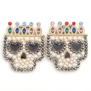 Vintage punk skull earrings with pearls and colorful gemstone crown in gold finish