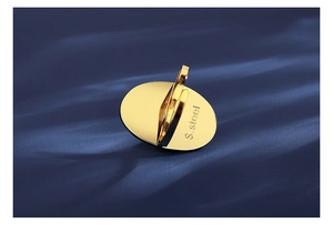 Makro-Detail des polierten goldfarbenen Edelstahls auf blauem Seidenhintergrund