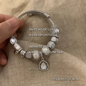 Silbernes Perlenarmband mit Herzanhänger und Stahldrahtband, passt für 13-16cm Umfang
