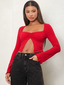 Crop top rouge ajusté à manches longues avec col carré et détails froncés