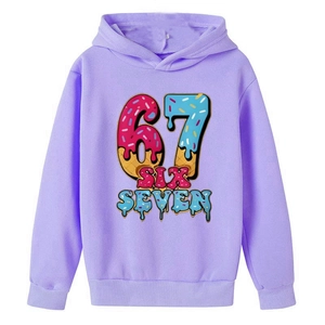 Détail d'un sweat à capuche lavande pour garçon avec imprimé créatif chiffre 67 gourmand