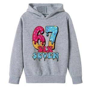 Détail du sweat à capuche gris pour garçon avec imprimé du chiffre 67 style crème glacée
