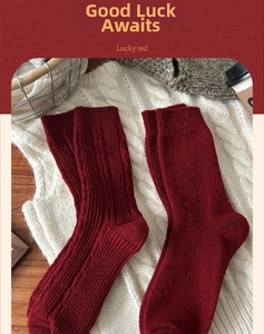 Vista dettagliata delle calze rosse in misto lana con motivo a maglia a trecce eleganti
