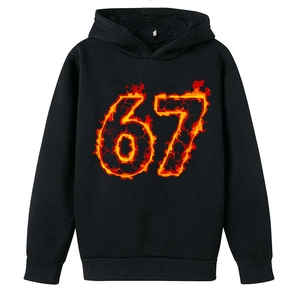 Sweat à capuche noir pour garçon avec imprimé créatif numéro 67 enflammé sur le devant