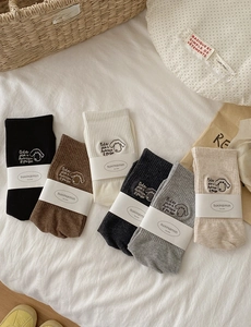 Detailansicht von Baumwollsocken mit niedlicher Hundebestickung in sechs neutralen Farben