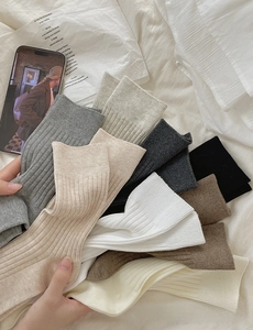 Detaillierte Makroaufnahme mehrfarbiger Rippstrick-Socken mit weicher Baumwolltextur