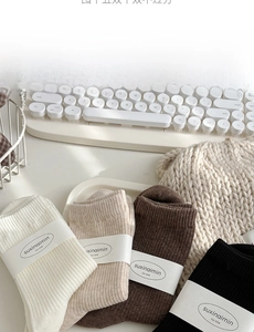 Detaillierte Textur von Rippstrick-Baumwollsocken in Weiß, Beige, Braun und Schwarz
