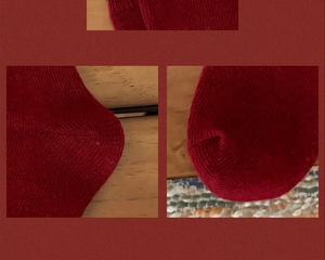 Dettaglio calzini in lana rossa che mostra la trama a maglia fine e il tallone