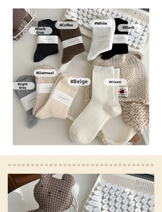 Detailaufnahme der Strickstruktur von Wadenstrümpfen in neutralen Winterfarben