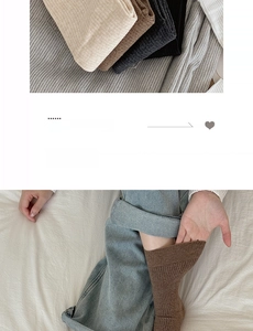 Dettaglio della trama a maglia ed elasticità delle calze in cotone a costine in vari colori