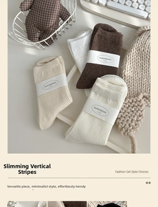 Nahaufnahme der vertikalen Rippstrick-Textur an bequemen Baumwoll-Wadensocken