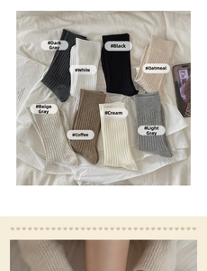 Detaillierte Flachbildaufnahme von gerippten Strick-Crew-Socken in acht neutralen Erdtönen