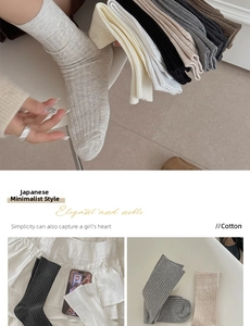 Detail von gerippten Baumwollsocken mit elastischen Bündchen in verschiedenen Farben