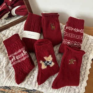 Set di calze natalizie in lana rossa con ricami di fiocchi di neve, alci e omini di pan