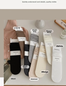 Dettaglio di calze in cotone colorate con trama a coste e confezione singola su un tavolo