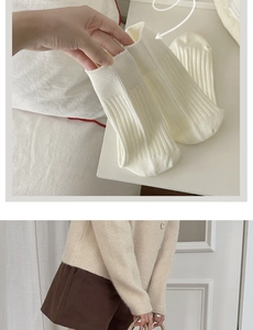 Detailaufnahme cremefarbener Rippstrick-Socken mit weicher Baumwollstruktur und Bündchen