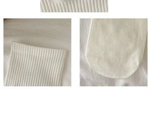 Detailansichten des cremefarbenen Rippstrickpullovers mit V-Ausschnitt, Saum und Bündchen