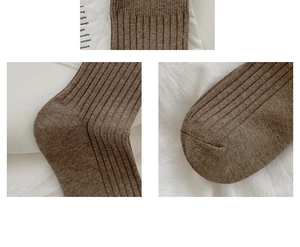 Detailansicht kaffeebrauner Rippstrick-Socken mit Fokus auf Ferse, Spitze und Bündchen