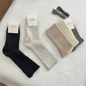Fünf Paar japanische Rippstrick-Socken in neutralen Morandi-Farben für Damen
