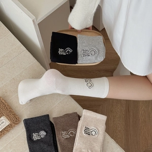 Mittelhohe Baumwollsocken mit süßer Hundestickerei und stilvollen neutralen Farben