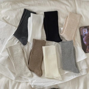 Minimalistische Baumwoll-Socken in neutralen Tönen mit klassischer Rippenstruktur