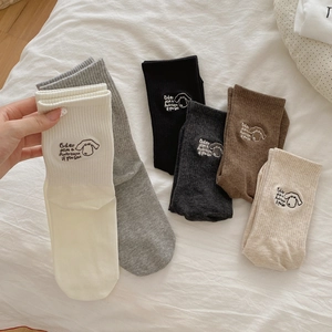Sechs bunte Baumwollsocken mit süßer Hundestickerei und Americano-Schriftdesign-Set
