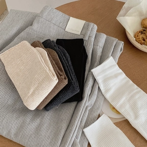 Set di calze medie in cotone minimaliste in cinque colori neutri con trama a coste fini