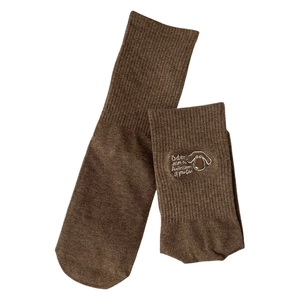 Braune mittellange Rippsocken mit weißer Cartoon-Schaf-Stickerei und Schriftzug