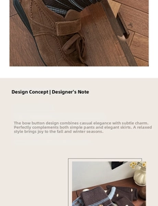 Detailansicht brauner Wildleder-Slipper mit Klettverschluss und blau gestreiften Socken