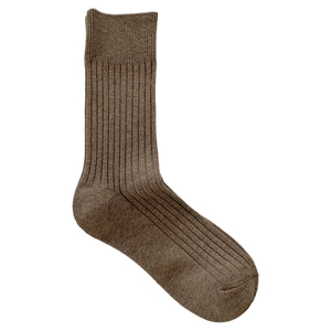 Klassische dunkelbraune Socken mit Rippenstrick und elastischen Bündchen auf weißem Grund
