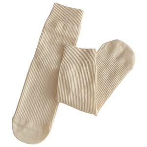 Calze classiche in cotone a coste color crema da donna in stile minimalista tinta unita