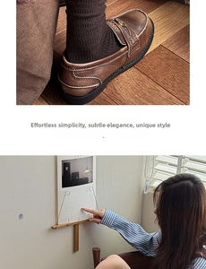 Detail von braunen Vintage-Leder-Loafers mit Bronzeschnalle und Rippstrick-Socken