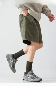 Détail du short cargo vert olive en tissu ripstop avec poche latérale à fermeture éclair