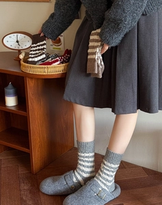 Détail de la maille de chaussettes en laine rayées vintage aux couleurs d'automne