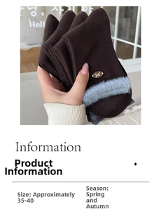 Detail von dunkelbraunen Socken mit blauem Pelzbesatz und einer kleinen Metallschleife