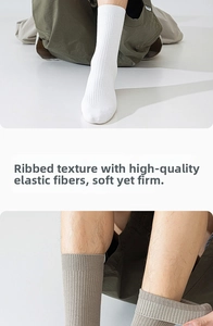 Détail des bords-côtes sur chaussettes mi-hautes blanches et taupe en fibres élastiques