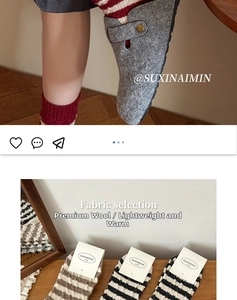 Gros plan de chaussettes en laine rayées et mules en feutre gris pour l'hiver