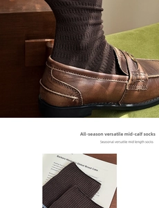 Detailstruktur der braunen gerippten Baumwollsocken mit klassischem Streifenmuster