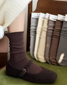 Detail der Textur von dicken Vintage-Strick-Wollsocken in erdigen braunen Wintertönen