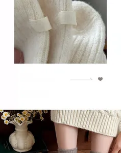 Dettaglio di calzini in lana beige morbida con etichetta decorativa e trama a costine
