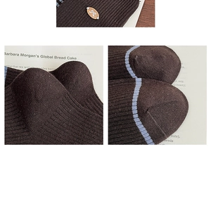 Details der Kaffeestrick-Socken mit blauen Streifen und dekorativen Holzköpfen