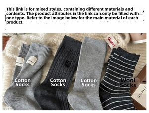 Vue détaillée de chaussettes grises côtelées en coton et laine sur un tricot douillet