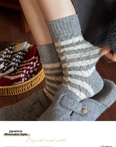Détail de la maille tricotée de chaussettes en laine à rayures et motifs de losanges