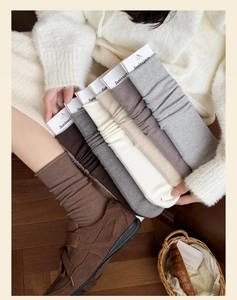 Nahaufnahme von Vintage-Strick-Socken in Erdtönen für Herbst und Winter im Set