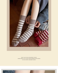 Gros plan de chaussettes rétro en laine avec torsades, rayures et texture chaude
