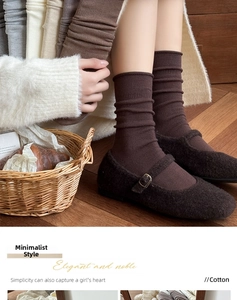 Gemütliche Baumwollstricksocken in Erdtönen kombiniert mit braunen Mary Janes