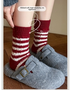 Détail de chaussettes en laine à rayures rouges et blanches avec revers en maille côtelée
