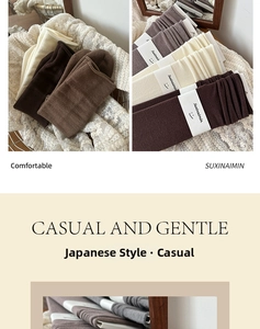 Detail von mehrfarbigen Rippstrick-Baumwollsocken mit Retro-Rollrand und Papieretiketten
